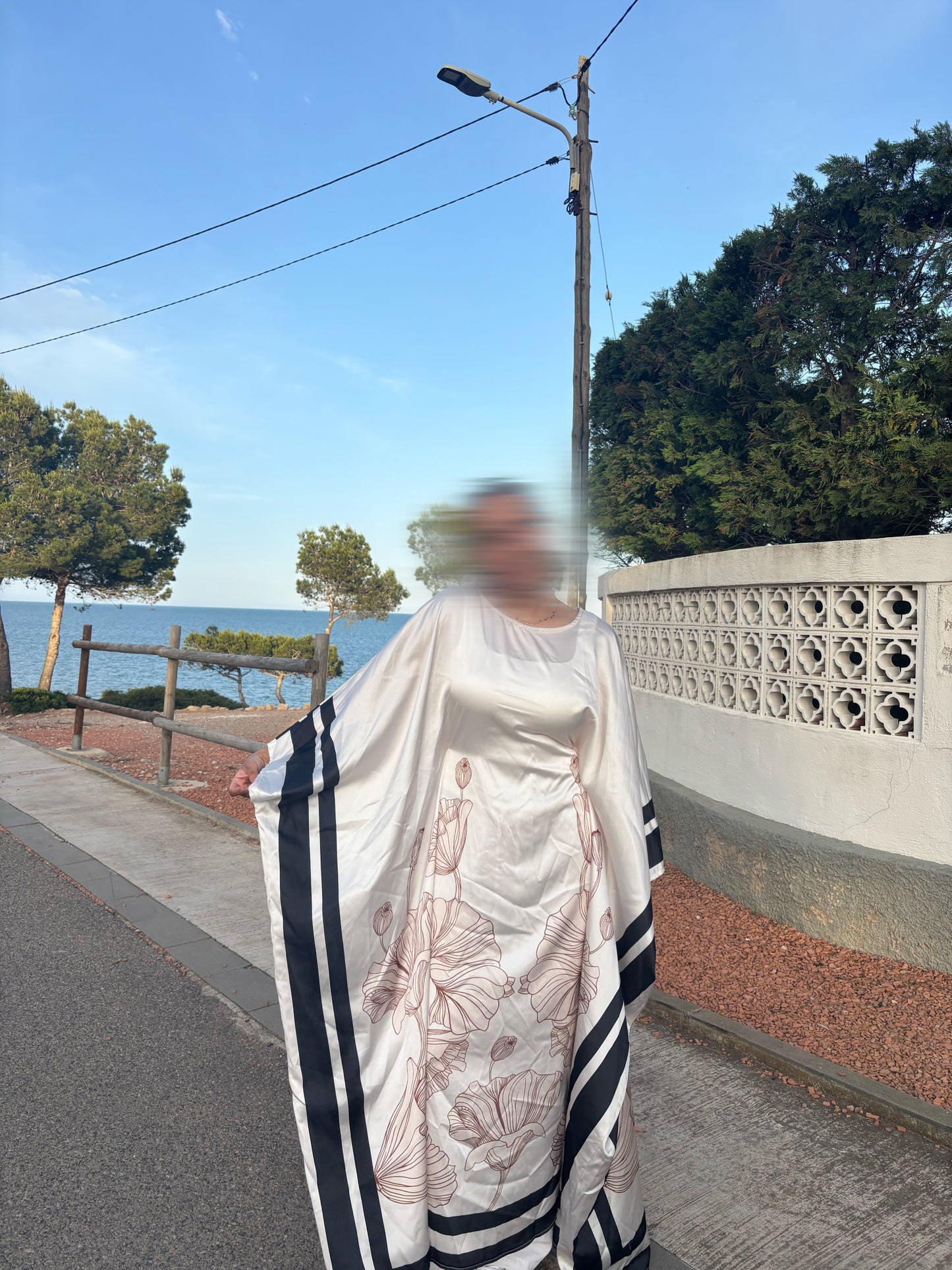 Abaya beige estampado floral 🤍